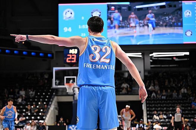 扎克-弗里曼特尔爆发砍下20+10 三双数据助圣迭戈