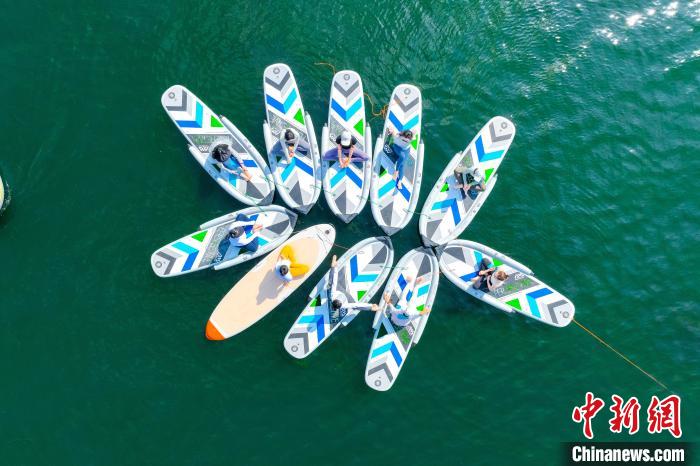 沈阳浑河畔首办桨板电音嘉年华 青年群体热情参