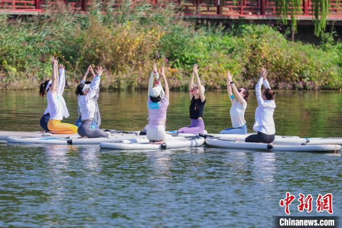 沈阳浑河畔首办桨板电音嘉年华 青年群体热情参