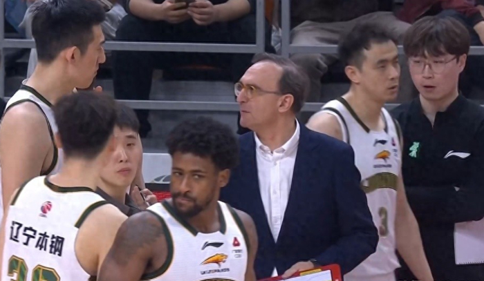 赵继伟低迷陷困境 辽宁惨败浙江队