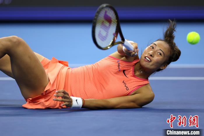 郑钦文半决赛摔倒负于穆霍娃 创个人中网最佳战